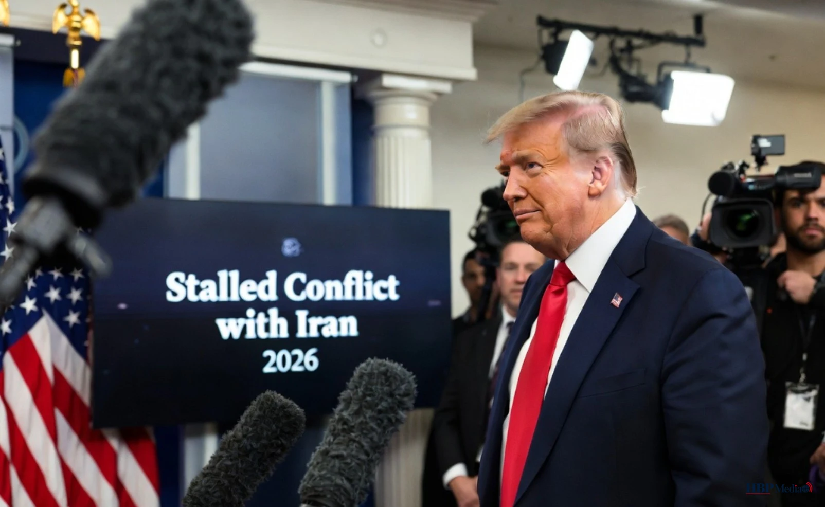 Amerikaanse president Donald Trump kijkt somber tijdens een persconferentie over het vastgelopen conflict met Iran in 2026