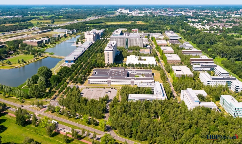 Internationale studenten volgen onderwijs aan een Nederlandse universiteit