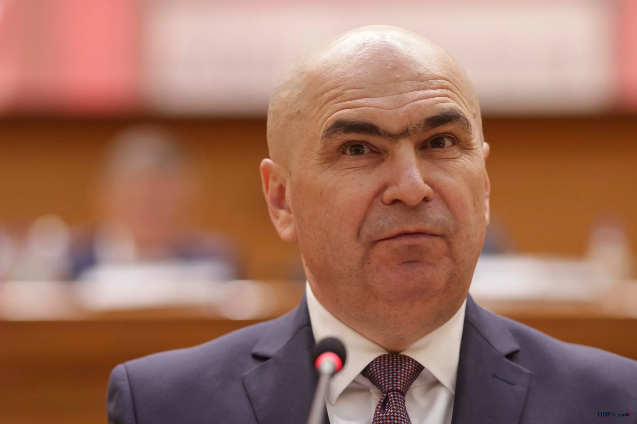 Premier Ilie Bolojan van Roemenië tijdens een officiële ceremonie in Boekarest.