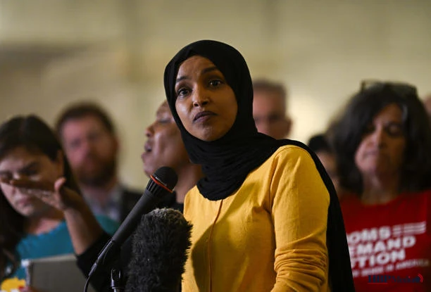 Congreslid Ilhan Omar tijdens een toespraak in de Verenigde Staten