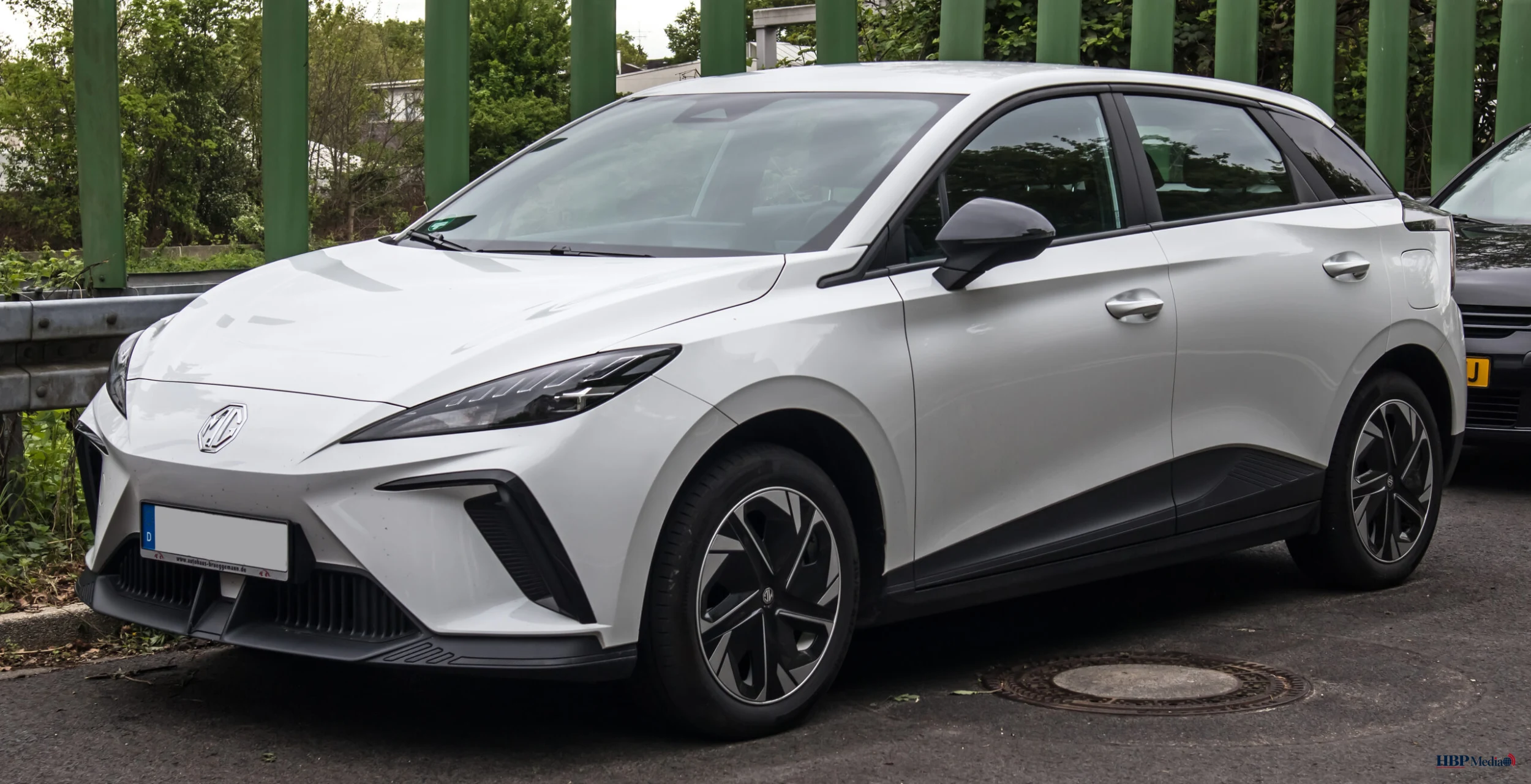 Elektrische auto staat geparkeerd bij een woning met laadpaal