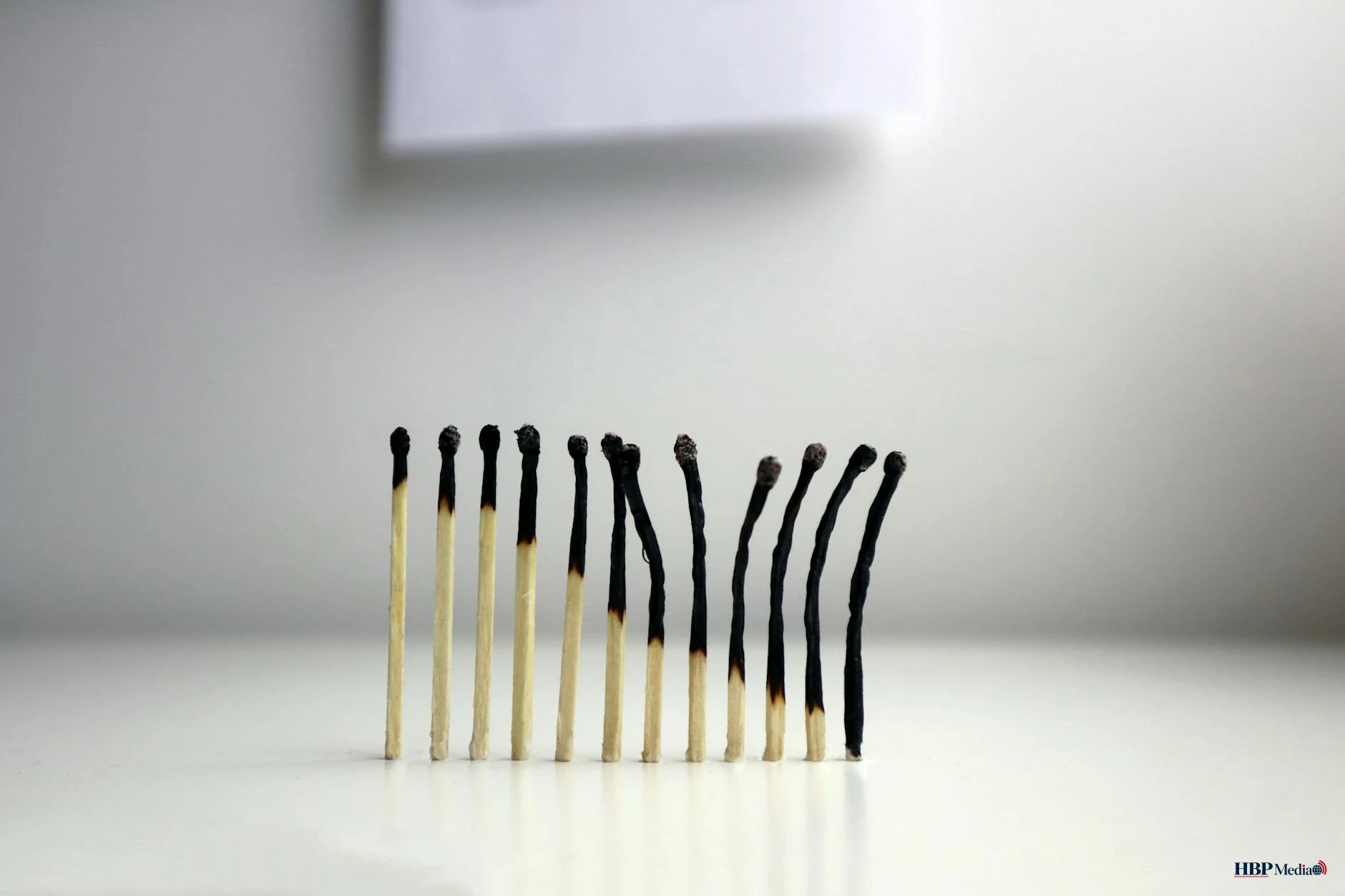 Juridische hamer op een bureau symboliseert de uitspraak over werkgeversaansprakelijkheid bij burn-out
