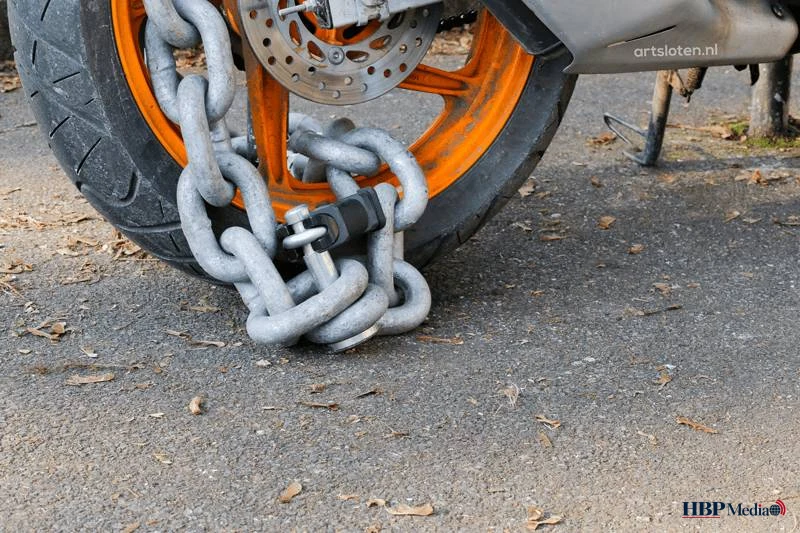 Gestolen scooter en fietsen in stedelijk gebied in Nederland.