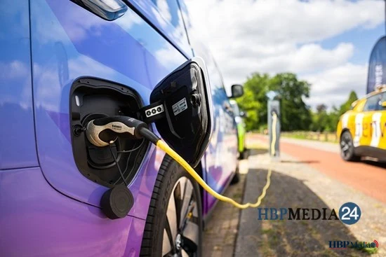 Elektrische auto bij publieke laadpaal in Gelderland tijdens proef met slim laden