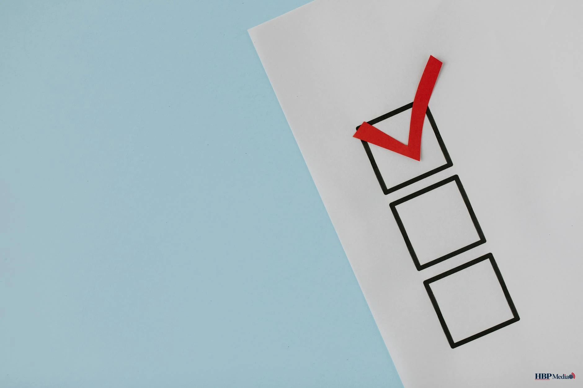 Stembiljetten en stembus – hypothetische verkiezing 2026 Nederland