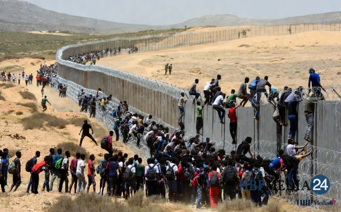 Migranten bij de grens tussen Marokko en de Spaanse enclave Ceuta