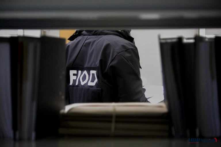 In beslag genomen illegale sigaretten en waterpijptabak in een loods na een actie van Douane en FIOD