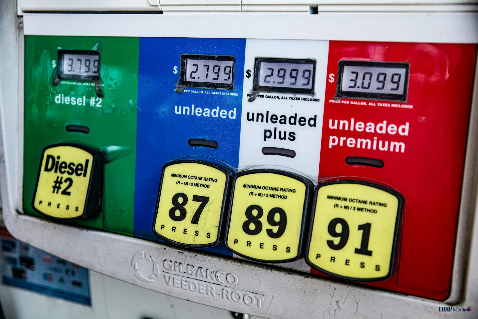 Automobilist tankt benzine bij een pompstation in Michigan waar brandstofprijzen politiek gevoelig liggen.