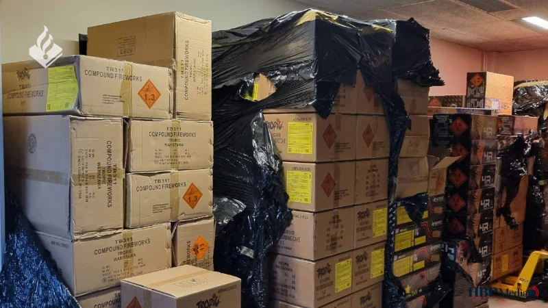 Pallets met in beslag genomen illegaal vuurwerk in loods aan de Basisweg in Amsterdam-West