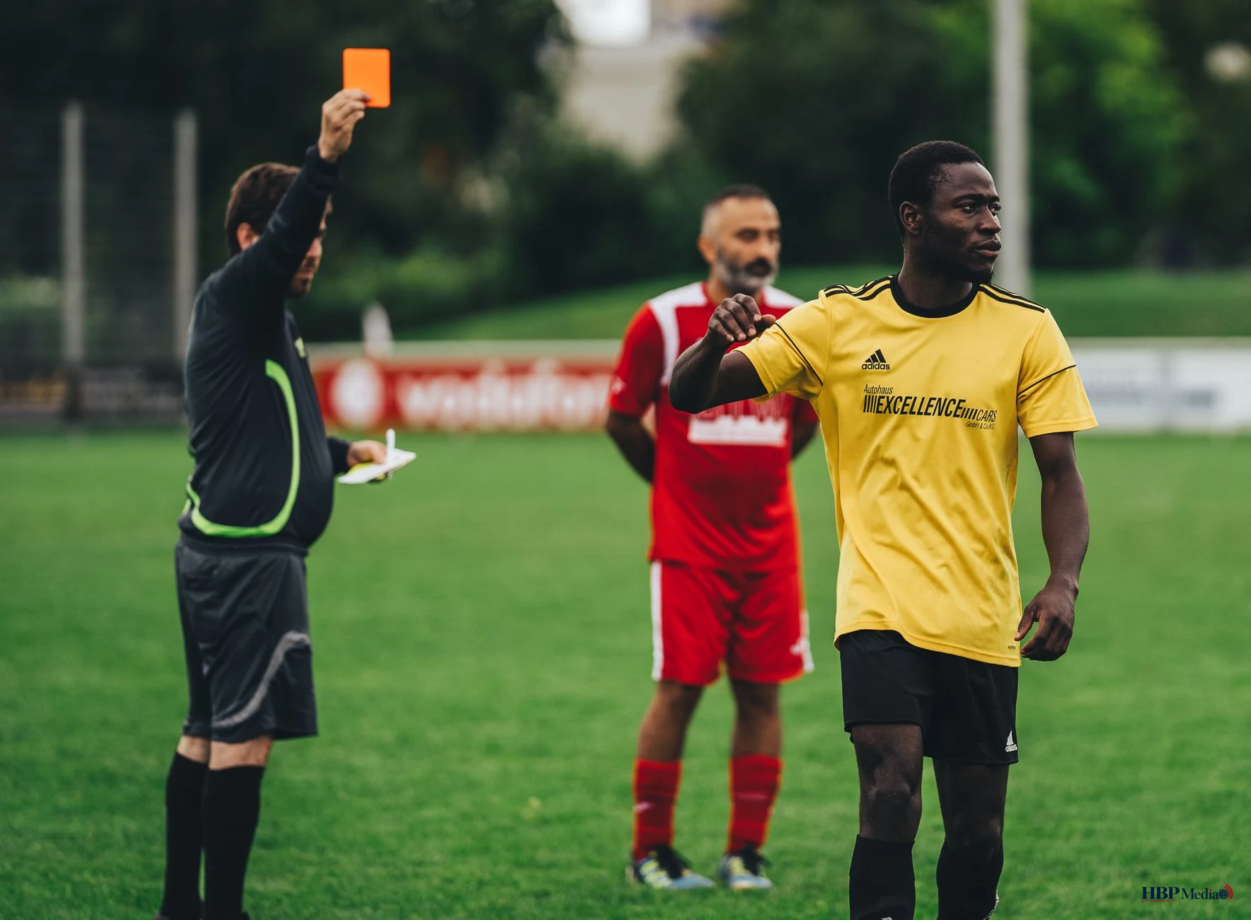 Sporters trainen samen op een sportveld waar veiligheid en eerlijkheid centraal staan