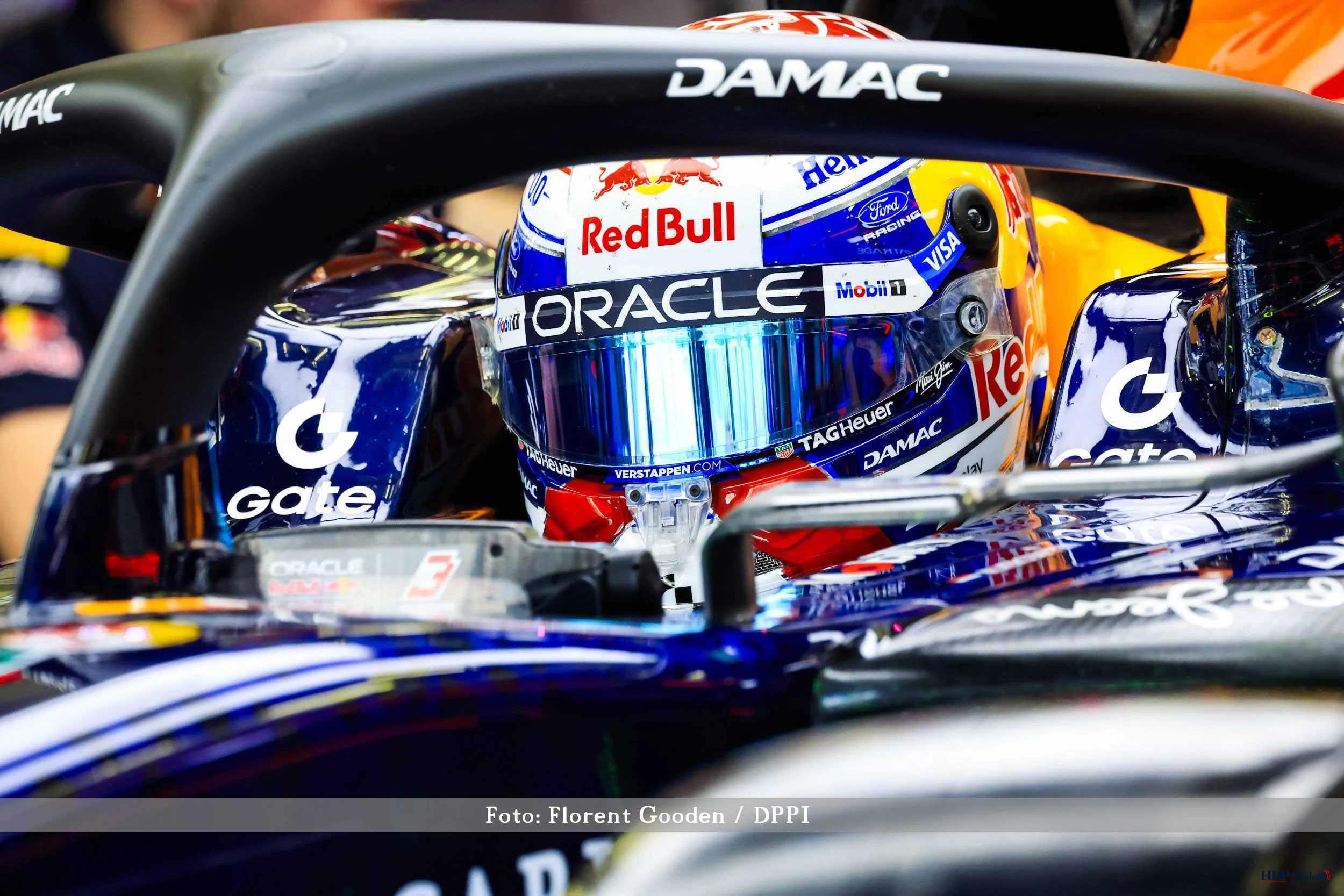 Max Verstappen in gesprek met race-engineer Gianpiero Lambiase in de pitstraat