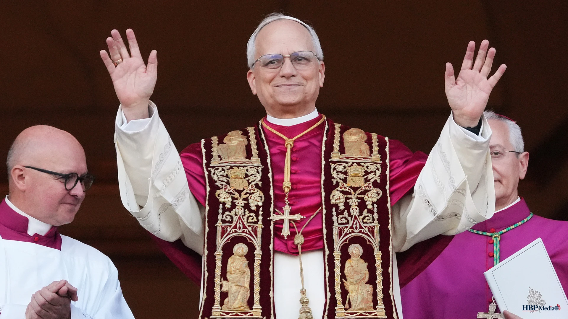 Paus Franciscus spreekt menigte toe op Sint-Pietersplein over vrede in het Midden-Oosten