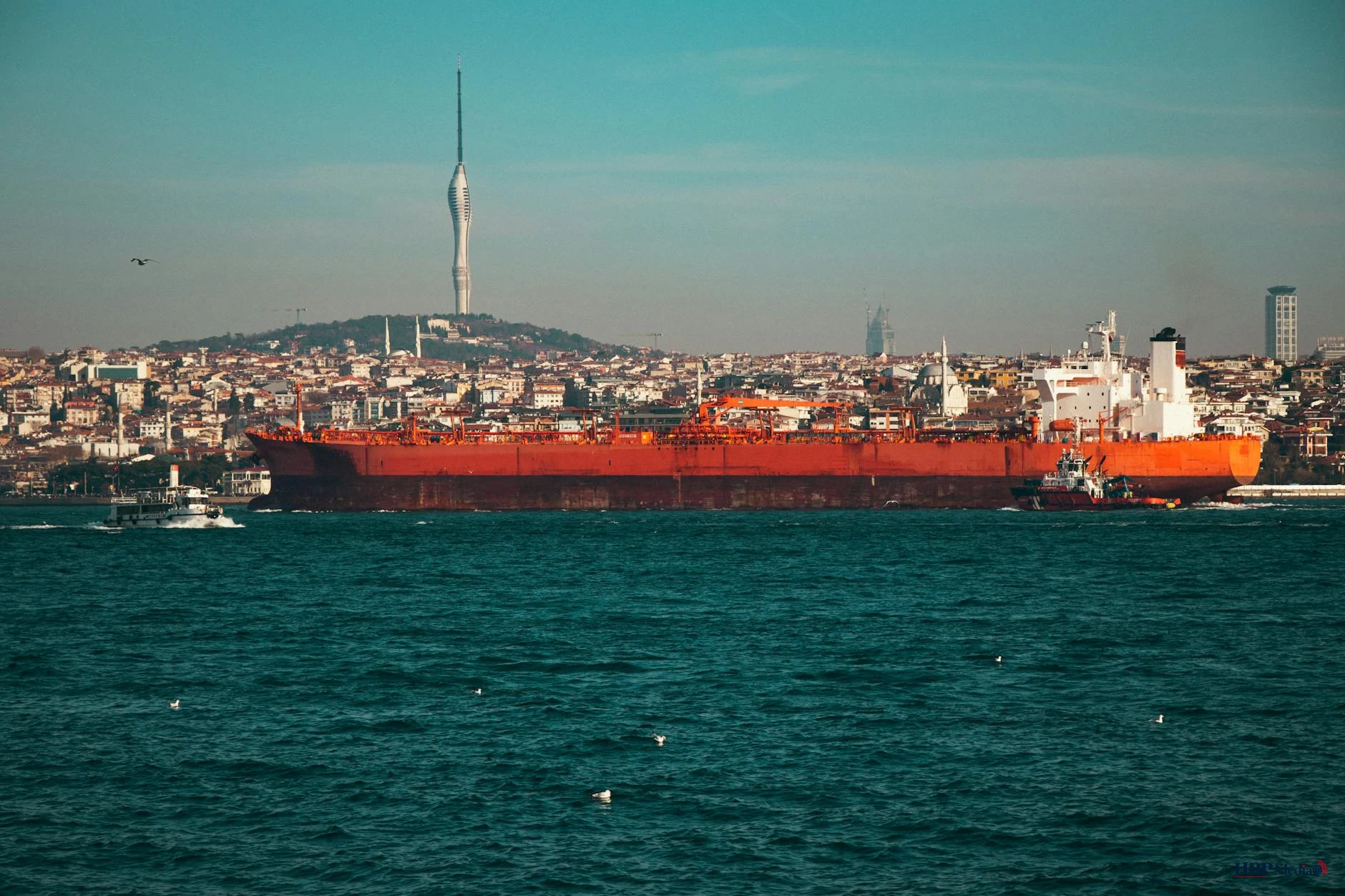 rook boven een stad in het Midden-Oosten na een nieuwe escalatie tussen Iran, de VS en Israël