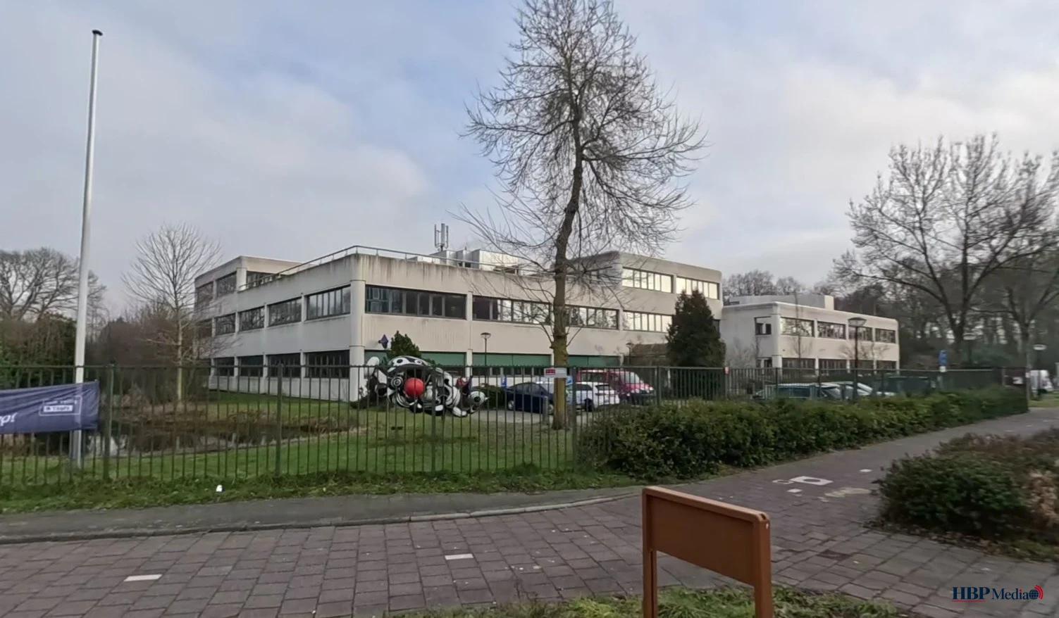 Gemeentehuis Loosdrecht waar tijdelijke noodopvang voor asielzoekers is ingericht.