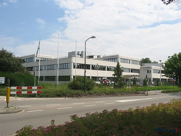 Afgezet gemeentehuis in Loosdrecht na vernielingen met ingeslagen ramen en kapotte hekken.