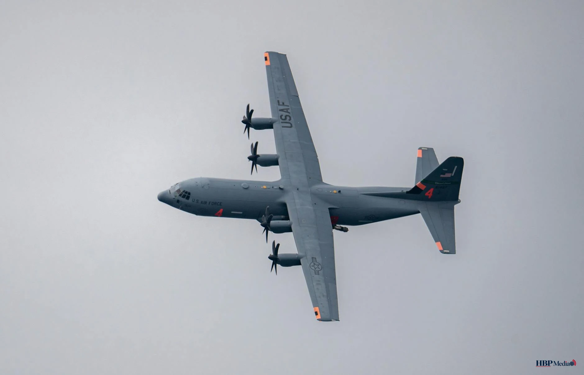 Een militair transportvliegtuig in het Nederlandse luchtruim