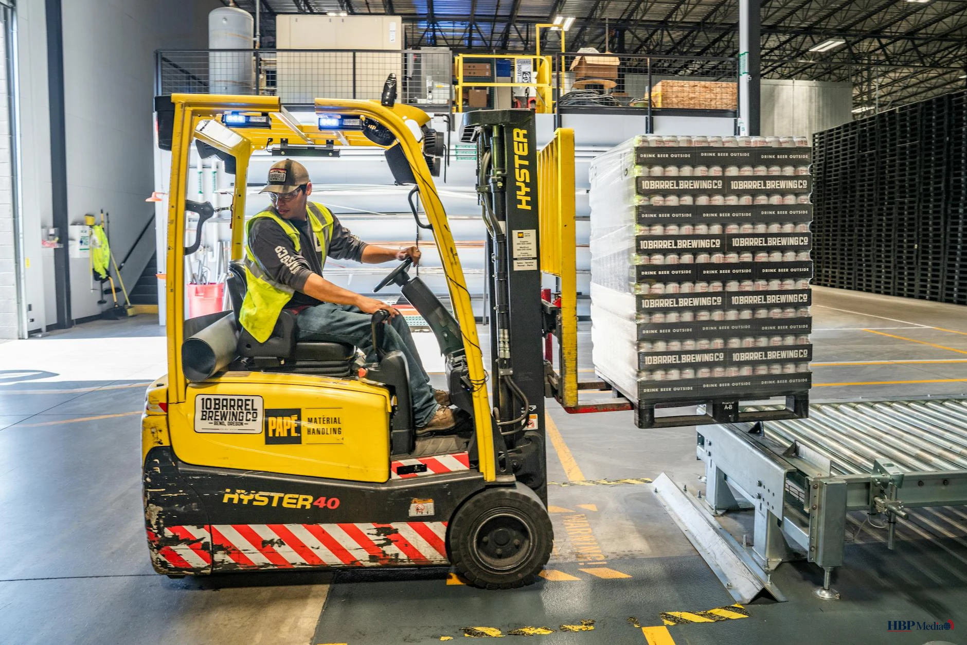 Flexwerkers en uitzendkrachten bespreken loon en arbeidsvoorwaarden op de werkvloer
