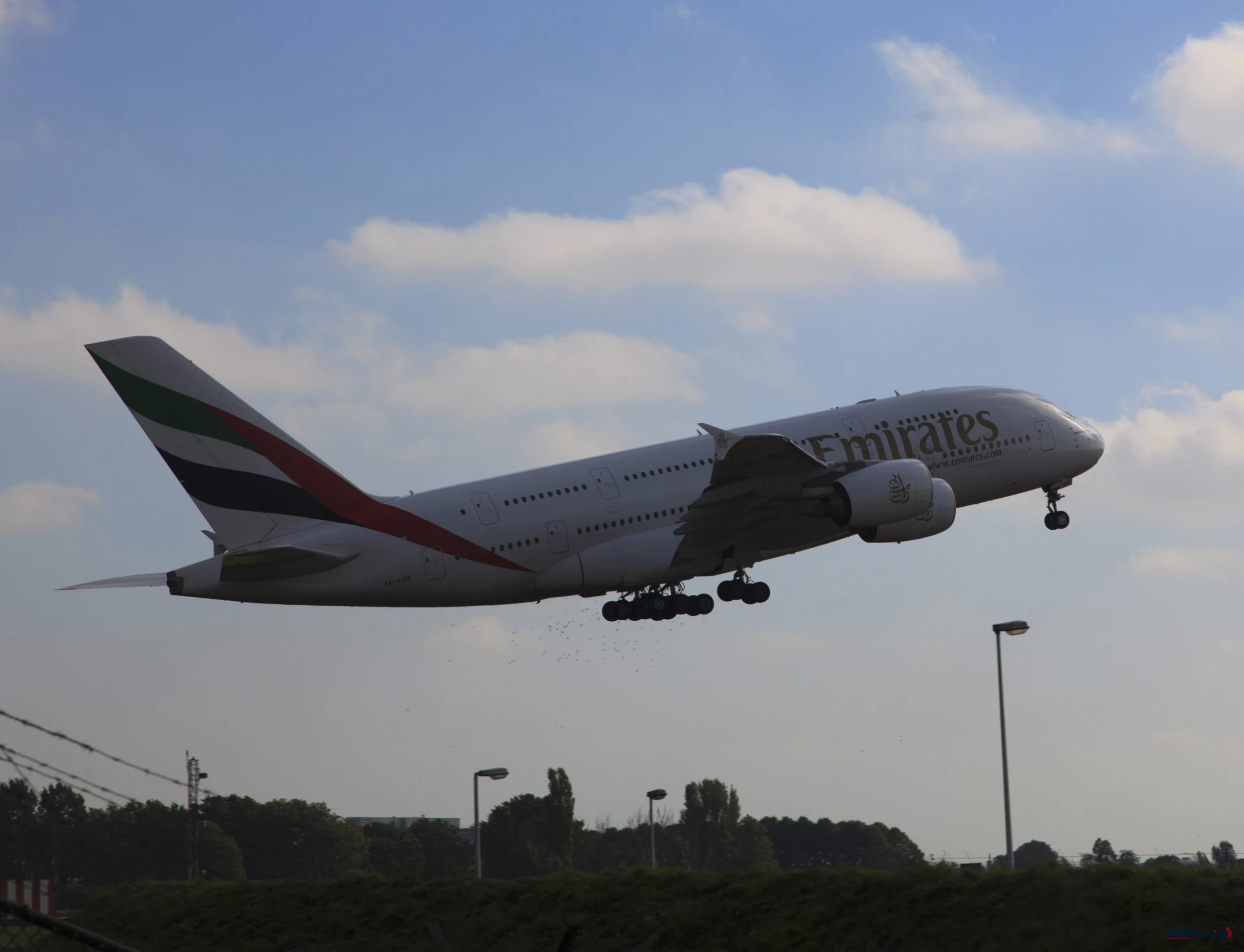 Luchthaven Schiphol met vliegtuigen aan de gate tijdens zonsondergang