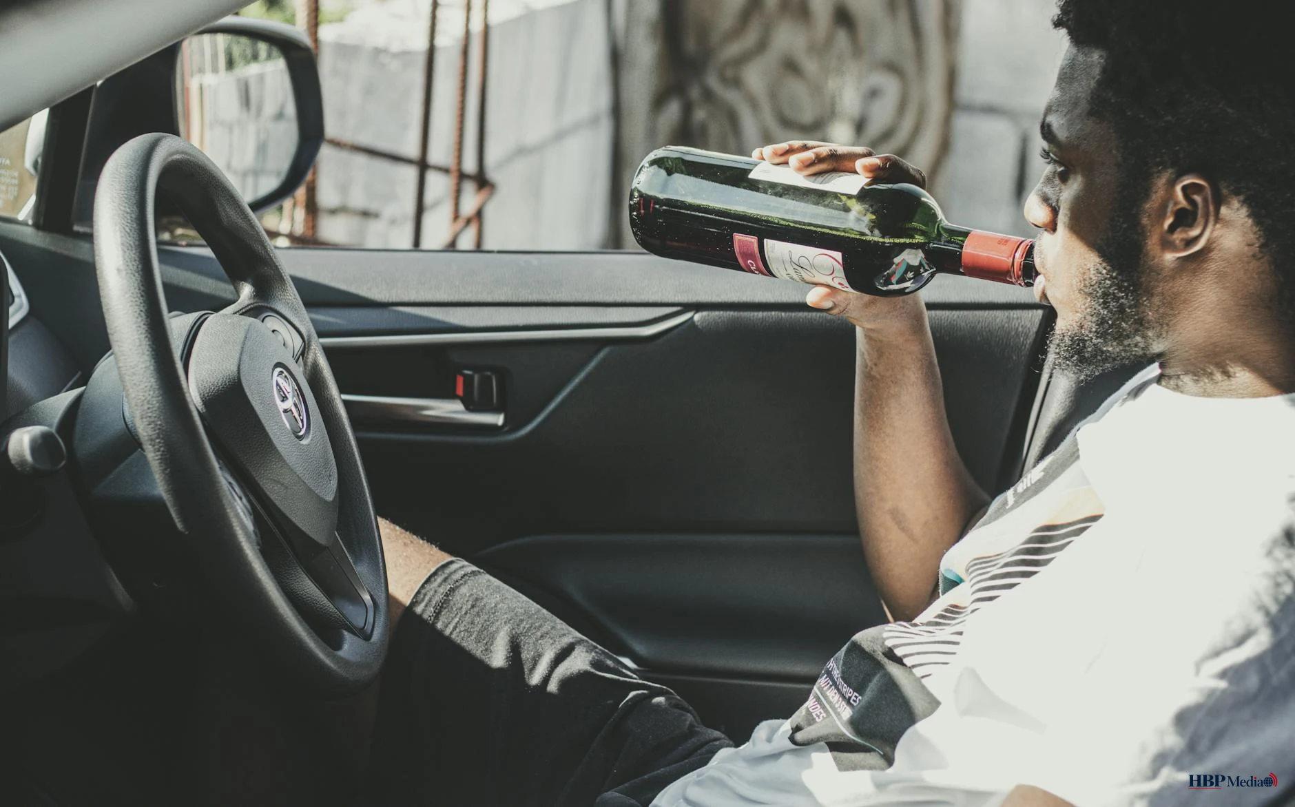 Auto langs de weg na alcoholcontrole met politie en blaastest