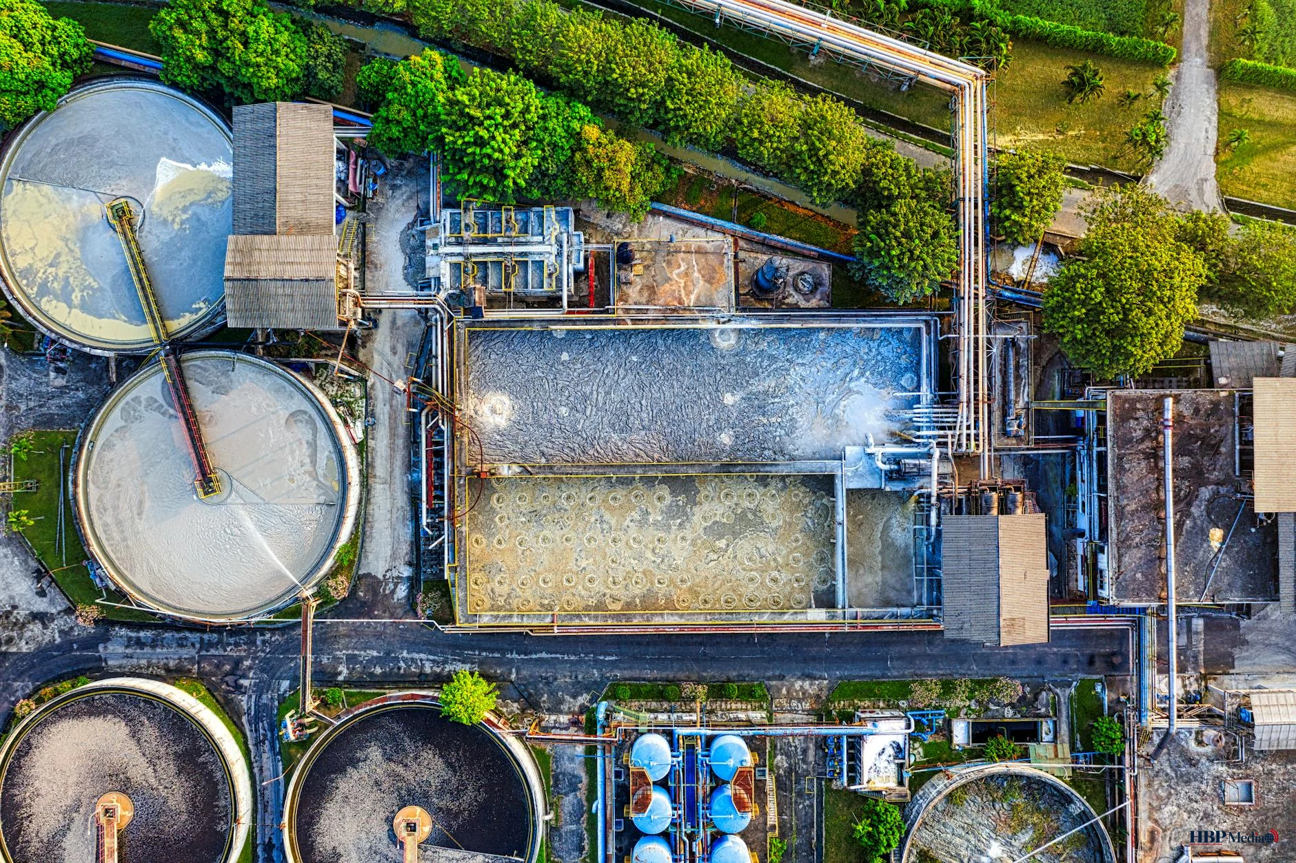 Een waterzuiveringsinstallatie waar wordt gewerkt aan het verminderen van PFAS-emissies naar het oppervlaktewater