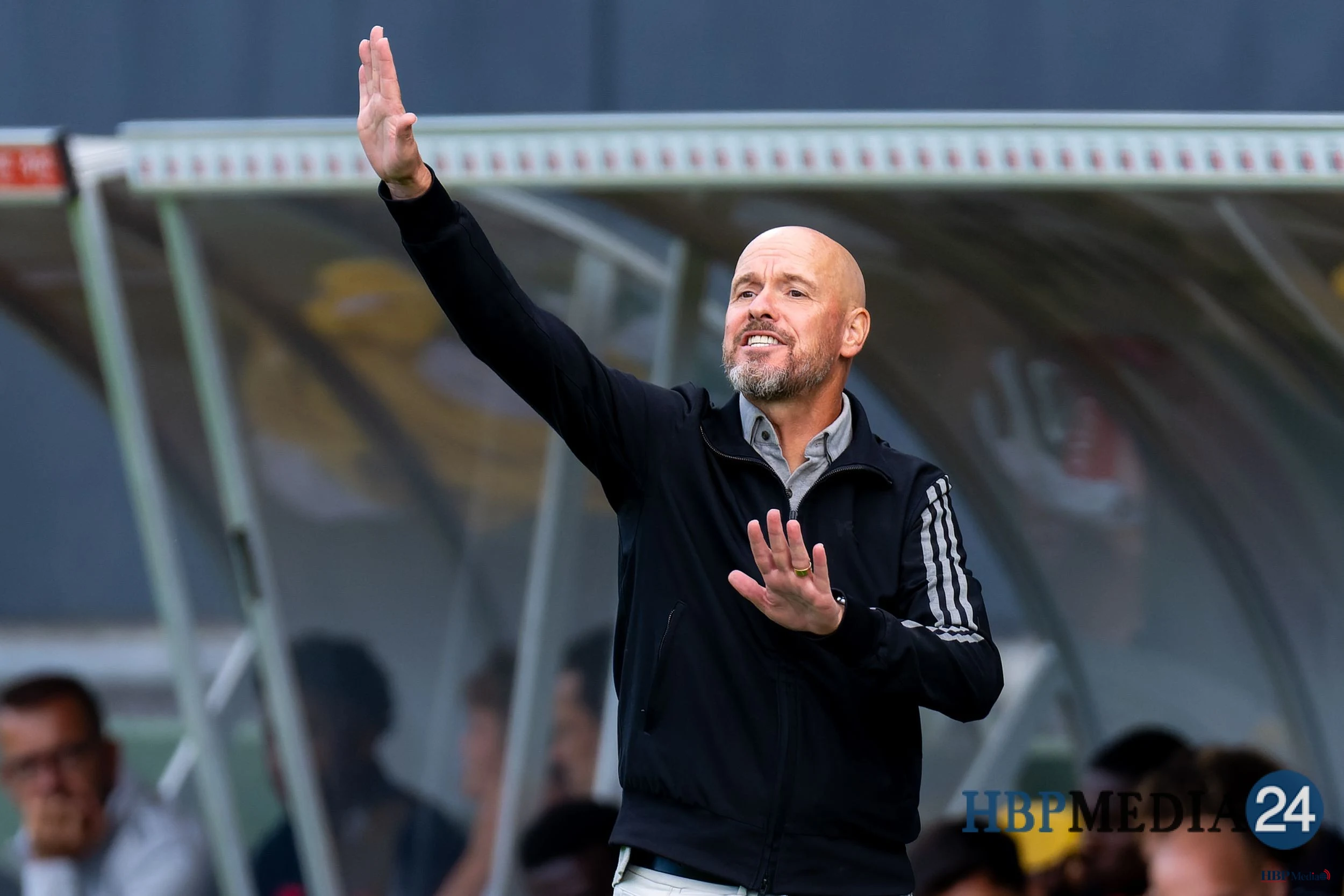 Erik ten Hag bevestigt dat hij met de KNVB sprak over het bondscoachschap, maar zegt geen spijt te hebben van zijn keuze voor FC Twente.