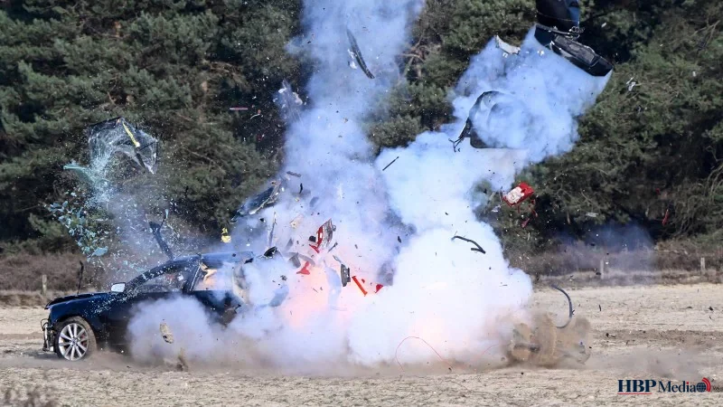 Demonstratie van explosie met zwaar illegaal vuurwerk tijdens internationale politieconferentie