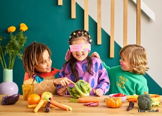 Gezonde schoollunch met groenten voor kinderen in een klaslokaal