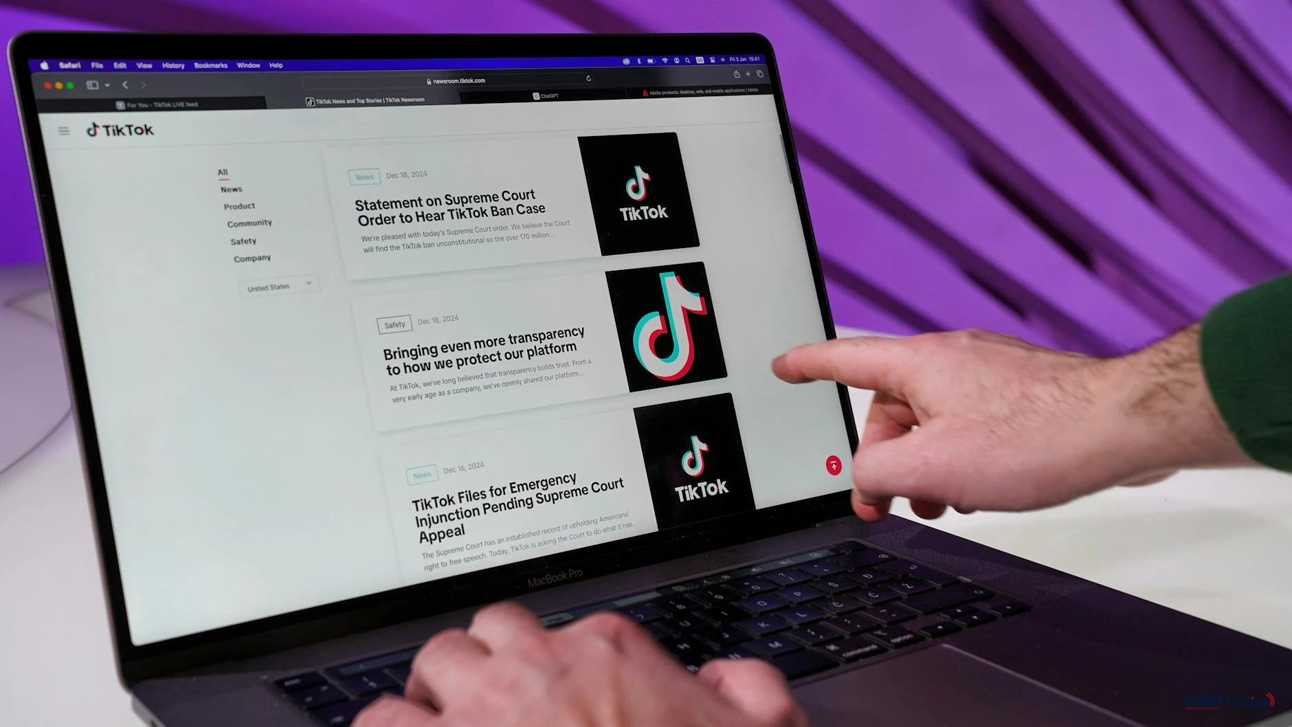 Een conceptuele afbeelding van de Amerikaanse vlag en het TikTok-logo, refererend aan de politieke en zakelijke discussie rondom de Amerikaanse tak van de app