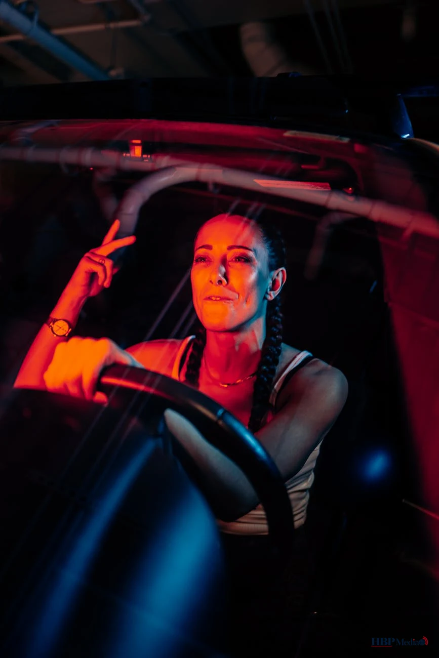 automobilist in file met agressief gebaar – illustratie bij toenemende agressie in het verkeer