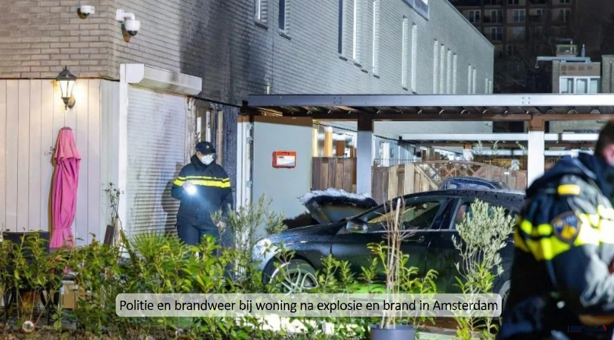 Politie en brandweer bij woning na explosie en brand in Amsterdam