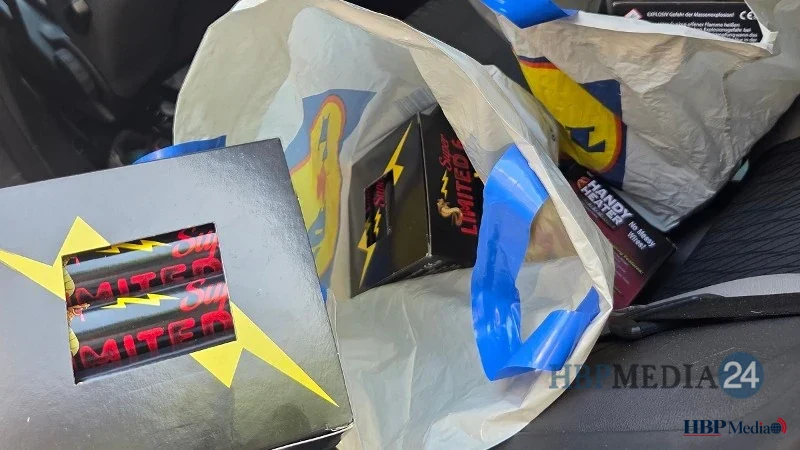 In beslag genomen illegaal vuurwerk, waaronder Cobra's en mortieren, uitgestald door de politie.