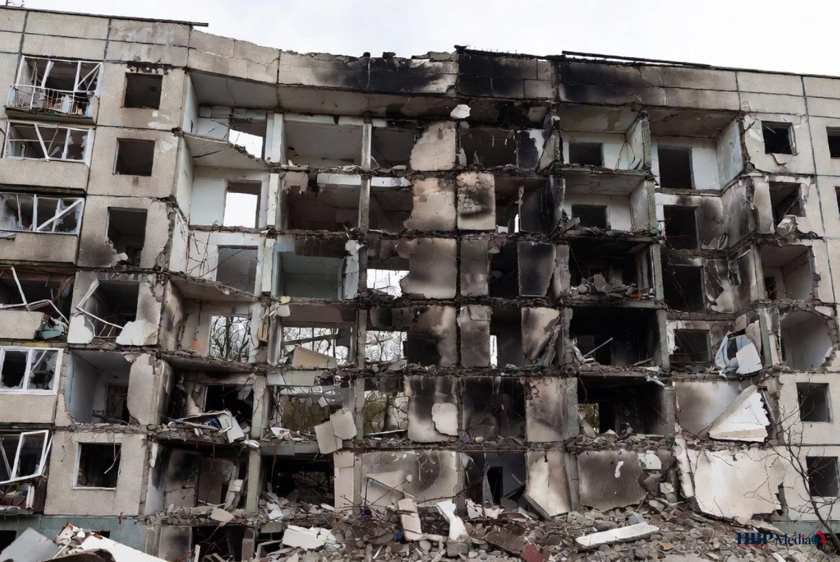 Beschadigd gebouw na aanval op studentenflat in Starobelsk