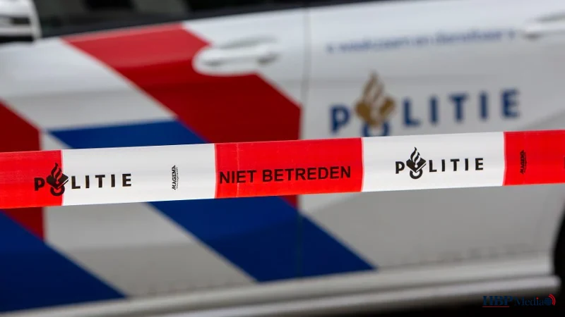 Politie onderzoekt explosie en beschieting bij woning aan de Bannewaard in Alkmaar in de nacht.