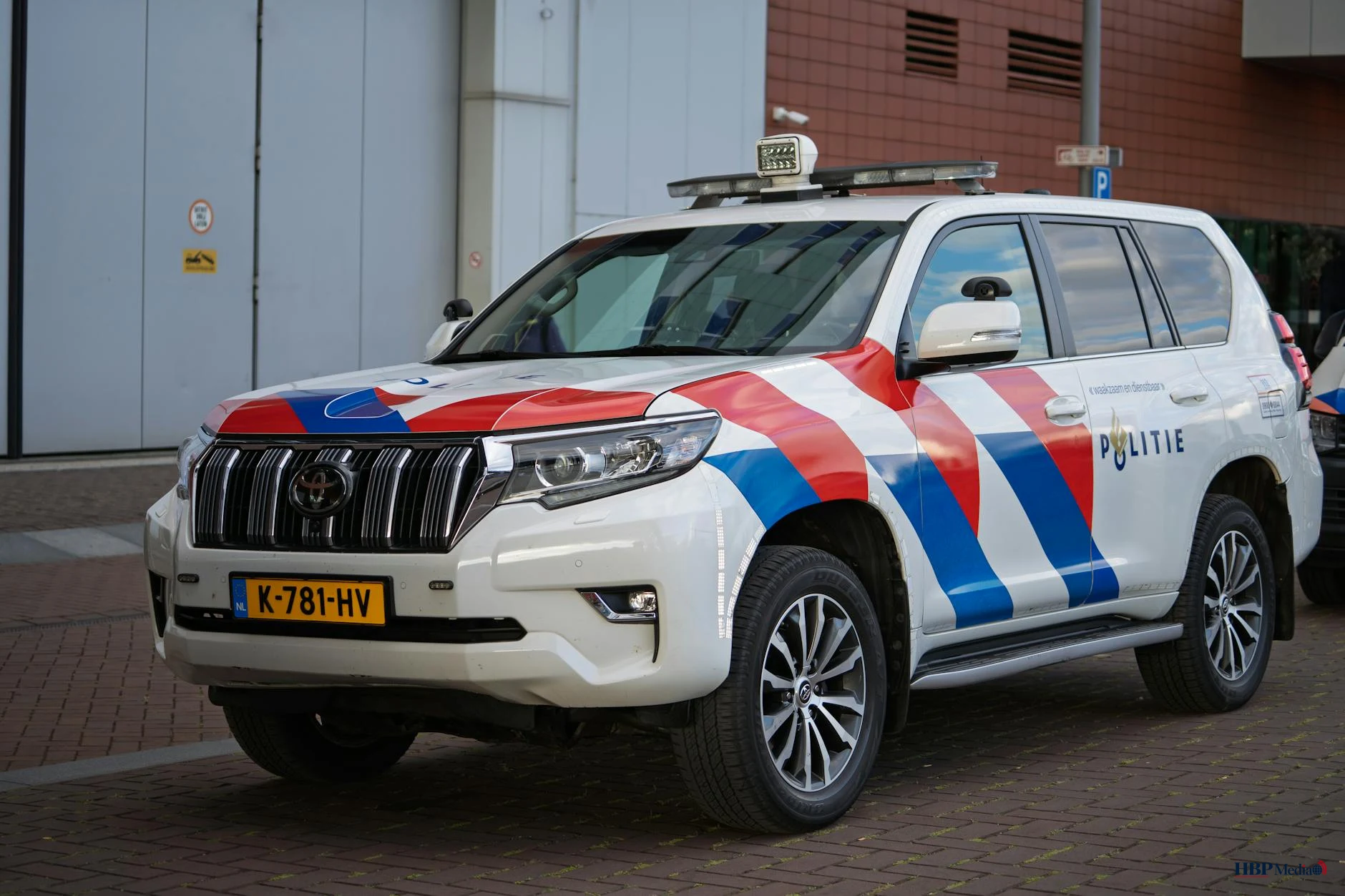 Politie voert inval uit in onderzoek naar productie en handel in synthetische drugs.