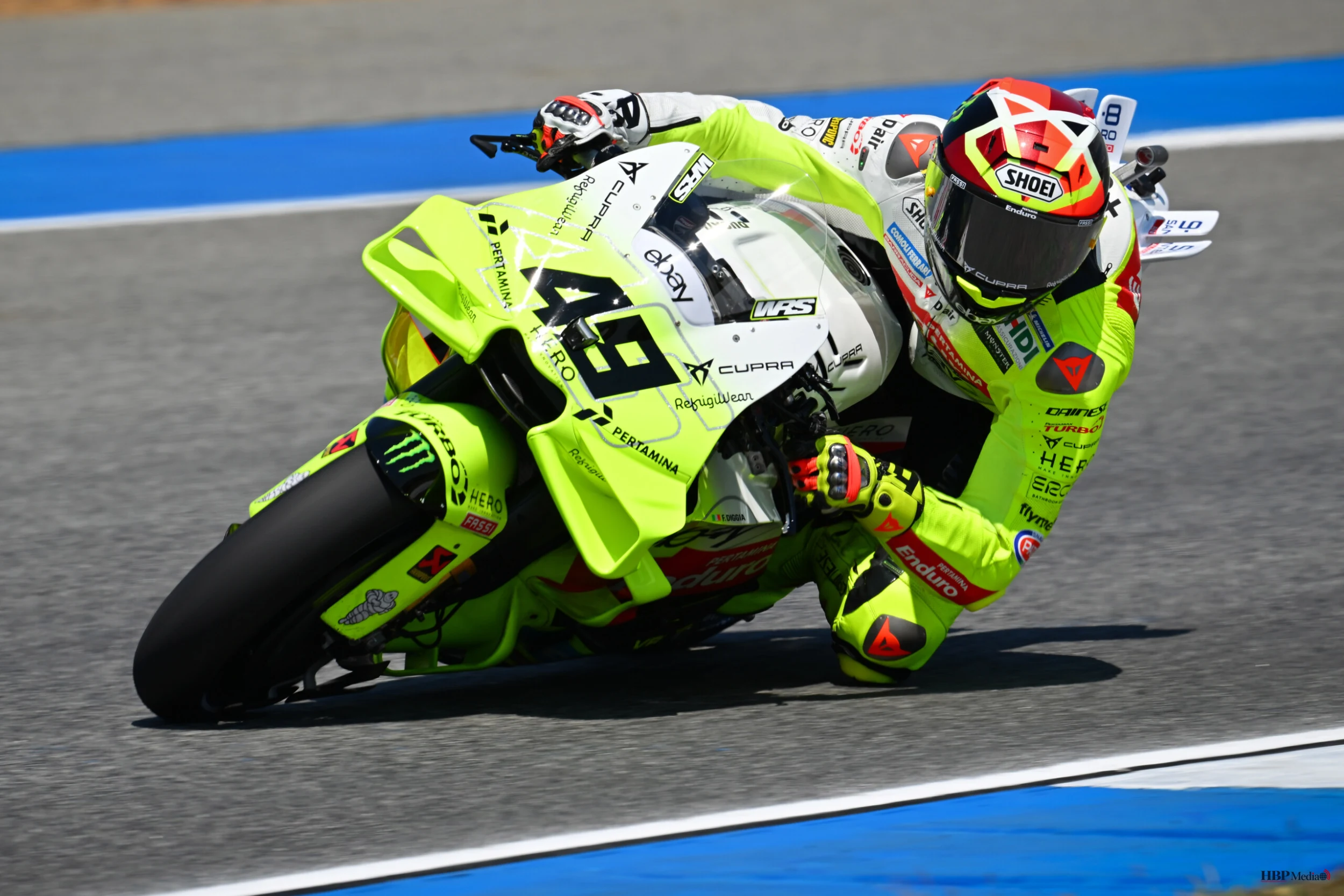 Fabio Di Giannantonio rijdt op zijn Ducati tijdens de MotoGP-training op Mugello.