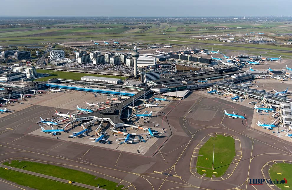 Een vliegtuig stijgt op vanaf Schiphol; de juridische toekomst van het aantal vluchten blijft onzeker na de uitspraak van de Raad van State.