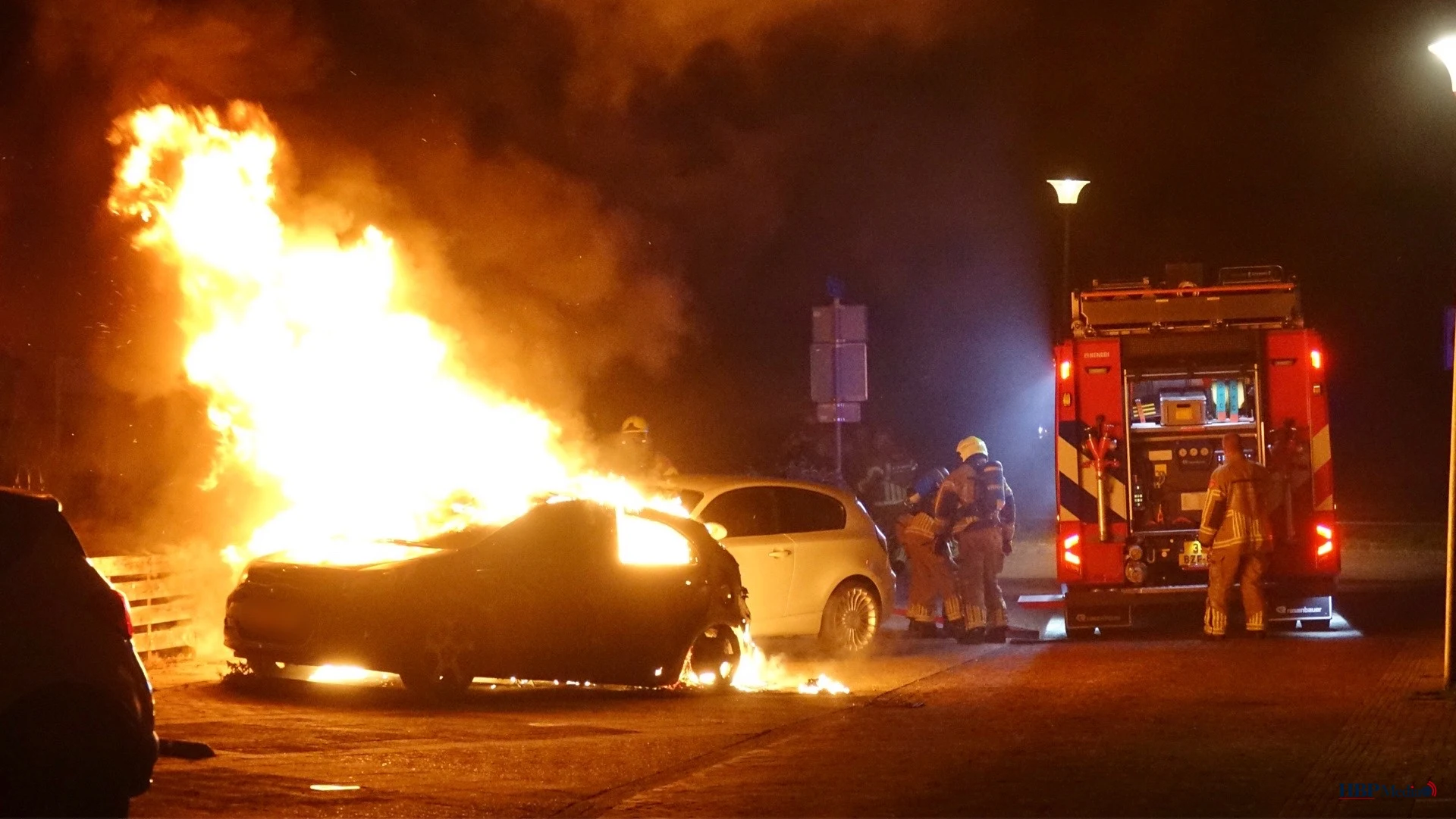Brandweer blust een autobrand in Den Helder waarbij twee voertuigen zwaar beschadigd raakten.
