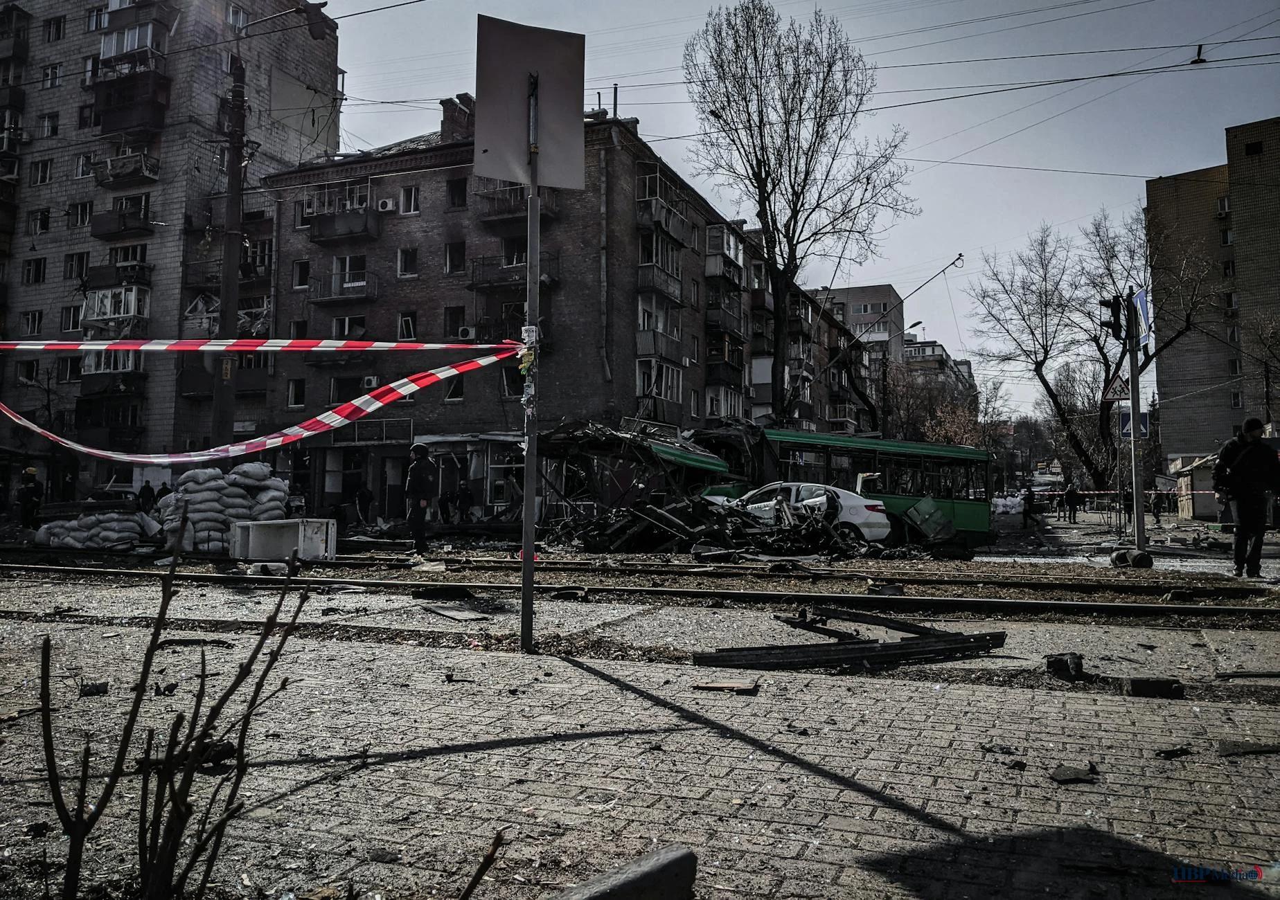 Oekraïense stad getroffen door raketinslag, beschadigde gebouwen.