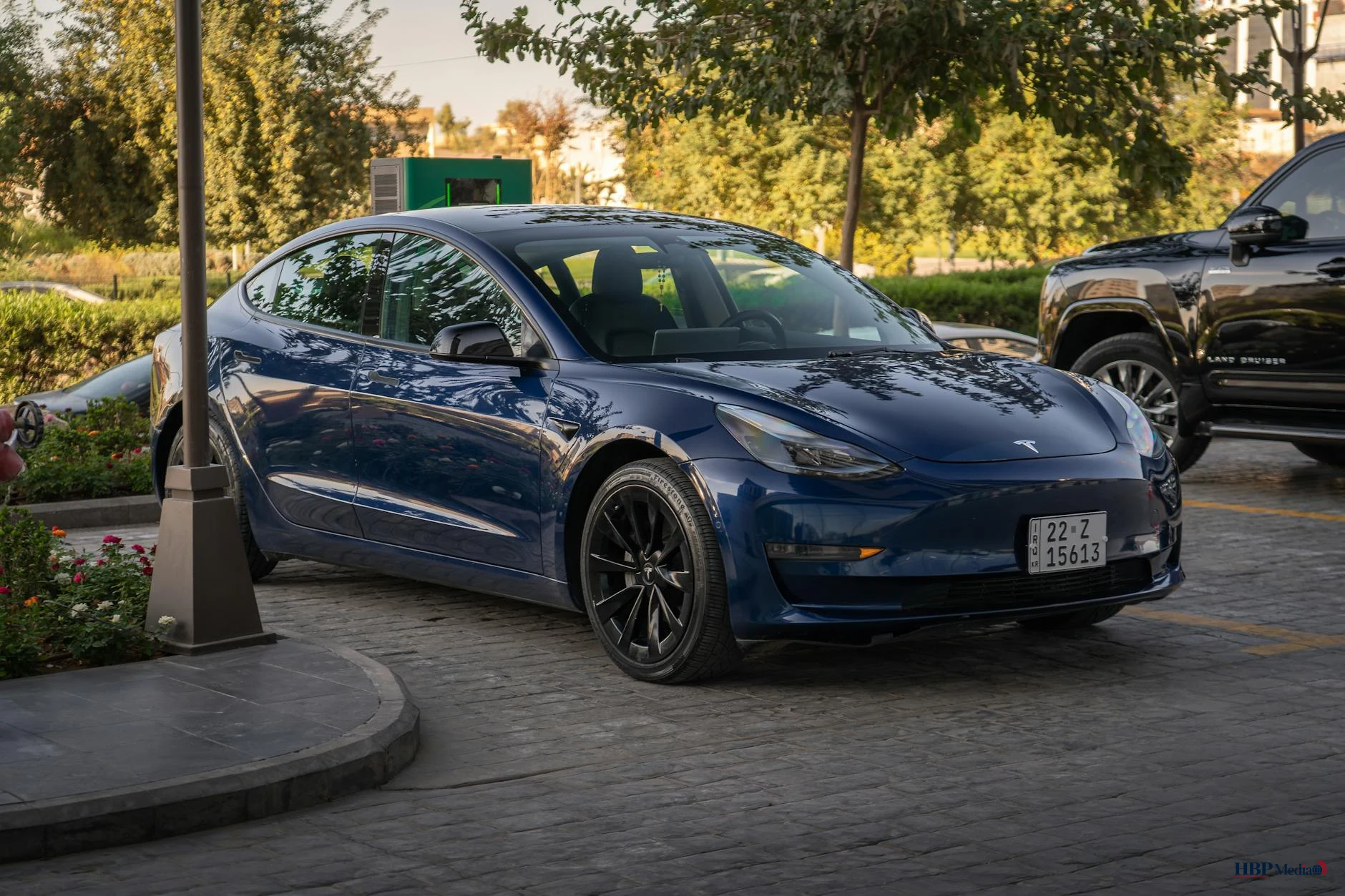 Rij met gebruikte elektrische auto's op een parkeerterrein van een autobedrijf.