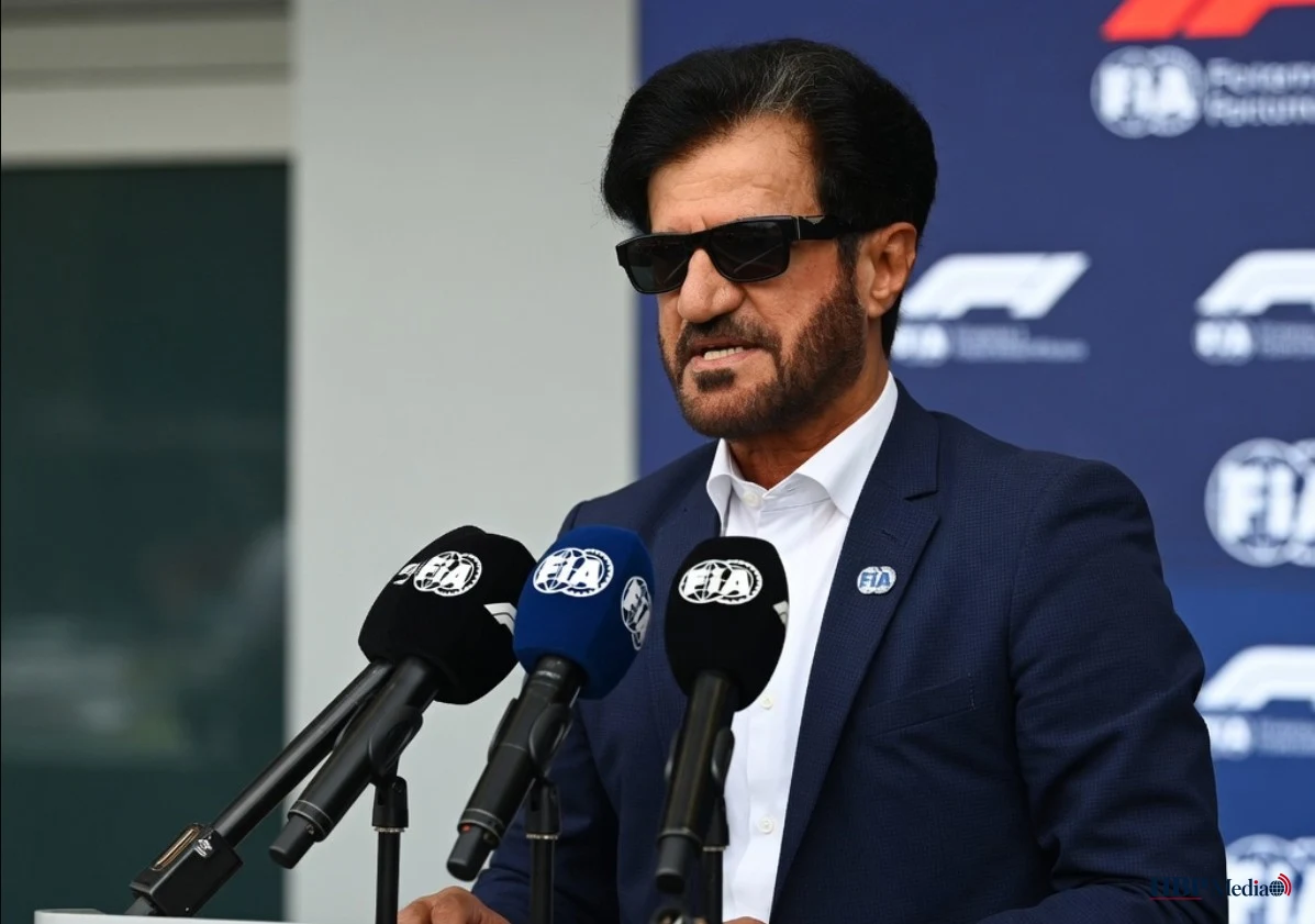 FIA president Mohammed Ben Sulayem tijdens een persconferentie over Formule 1 regelgeving.