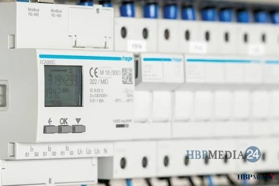 Afbeelding van een moderne intelligente energiemeter in een meterkast.