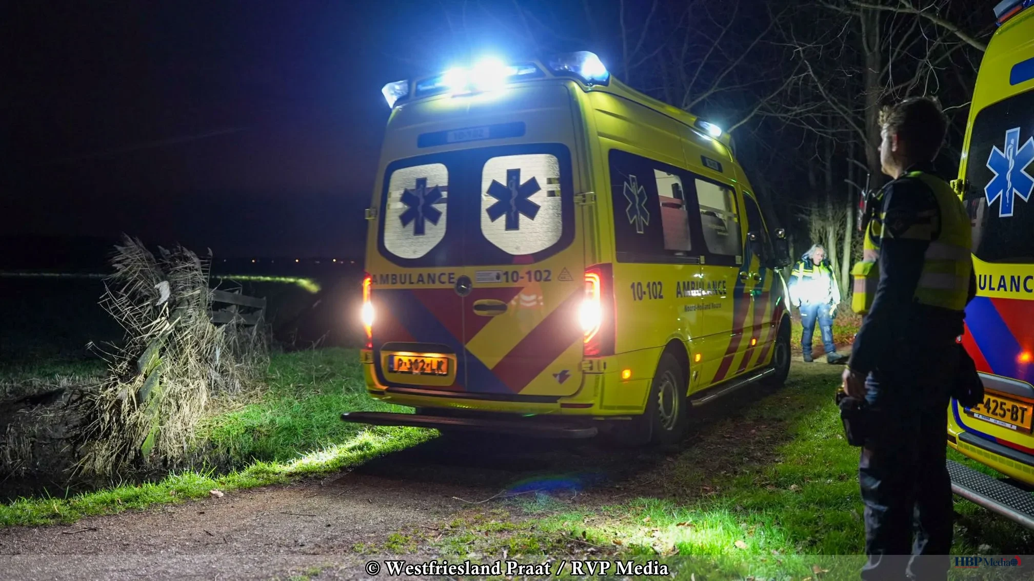 Hulpdiensten bij vuurwerkongeval in parkje aan de Heemraad Witweg in Oostwoud