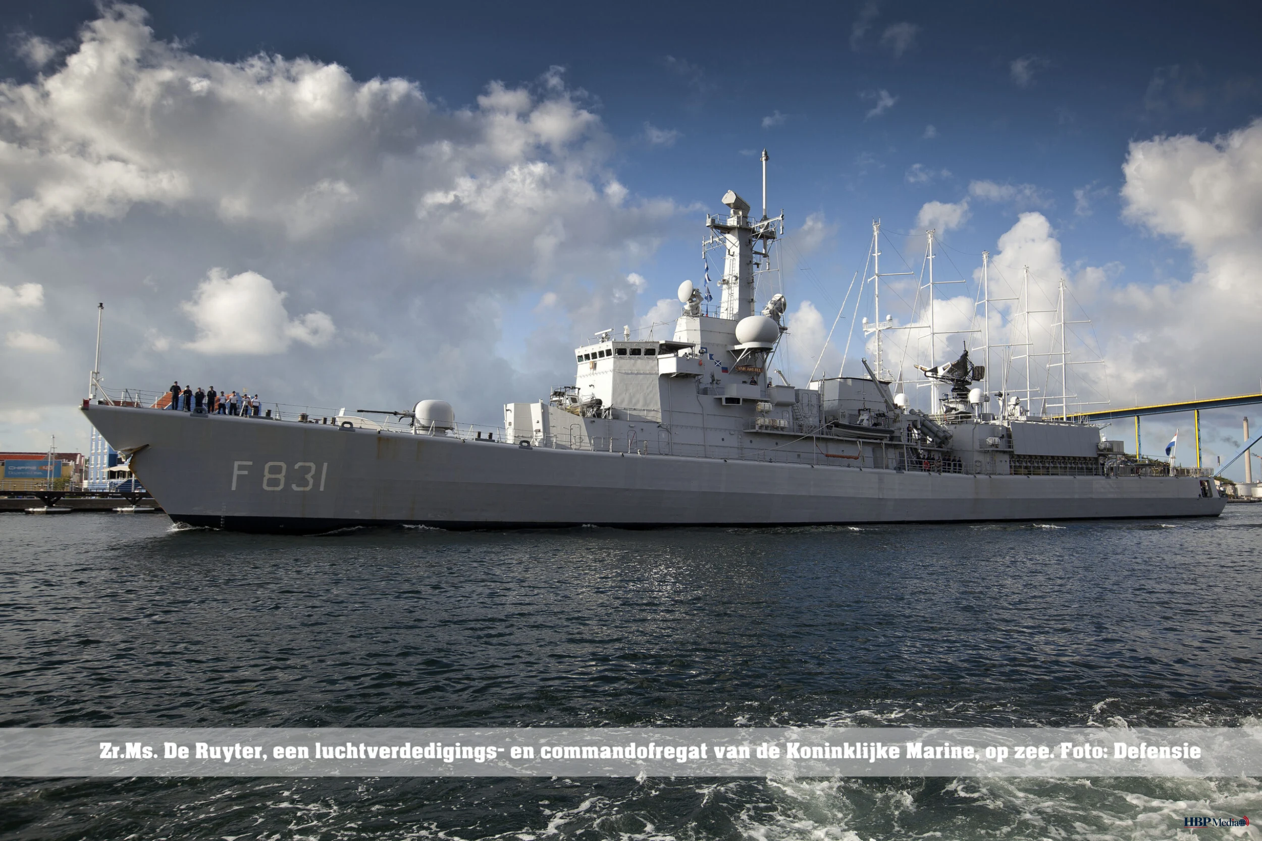 Zr.Ms. De Ruyter, een luchtverdedigings- en commandofregat van de Koninklijke Marine, op zee