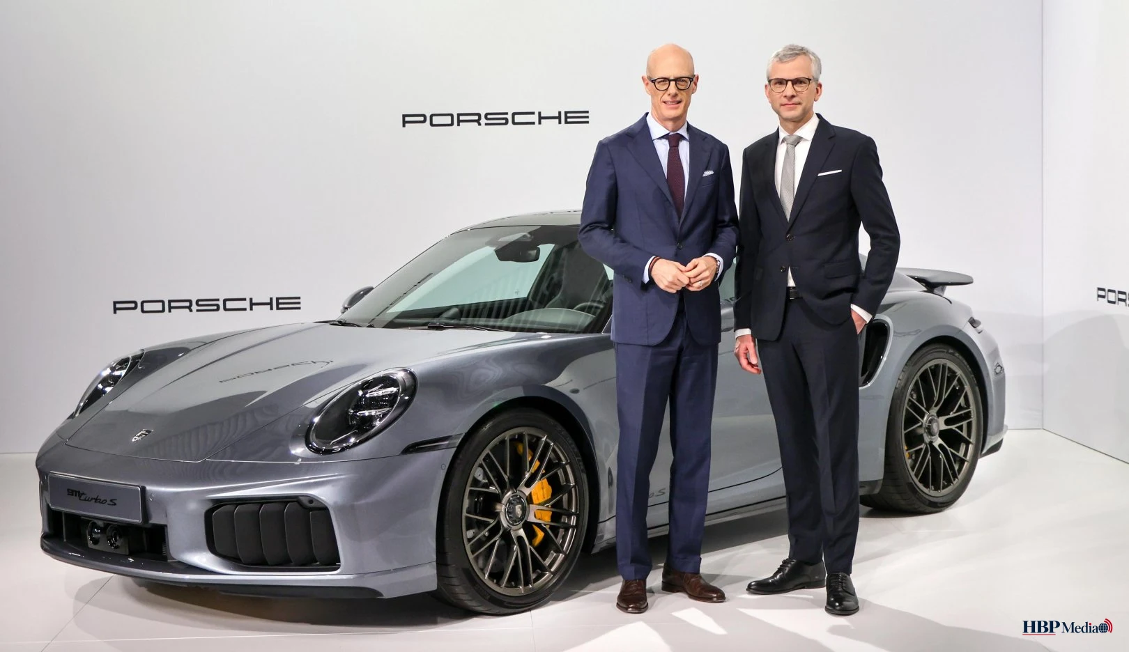 Topman Michael Leiters presenteert de nieuwe strategie van Porsche tijdens de jaarpersconferentie in Stuttgart.
