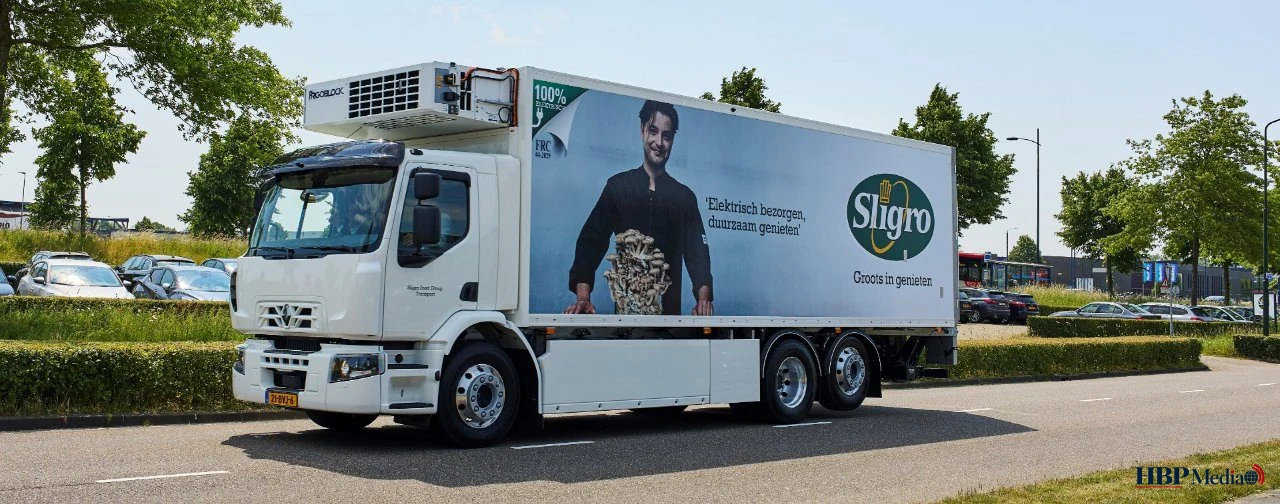 Een vrachtwagen van Sligro Food Group onderweg naar klanten voor levering