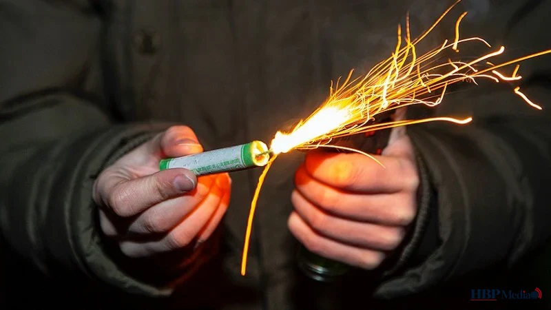 Nederlandse straat vol vuurwerk terwijl mensen klagen over hoge kosten