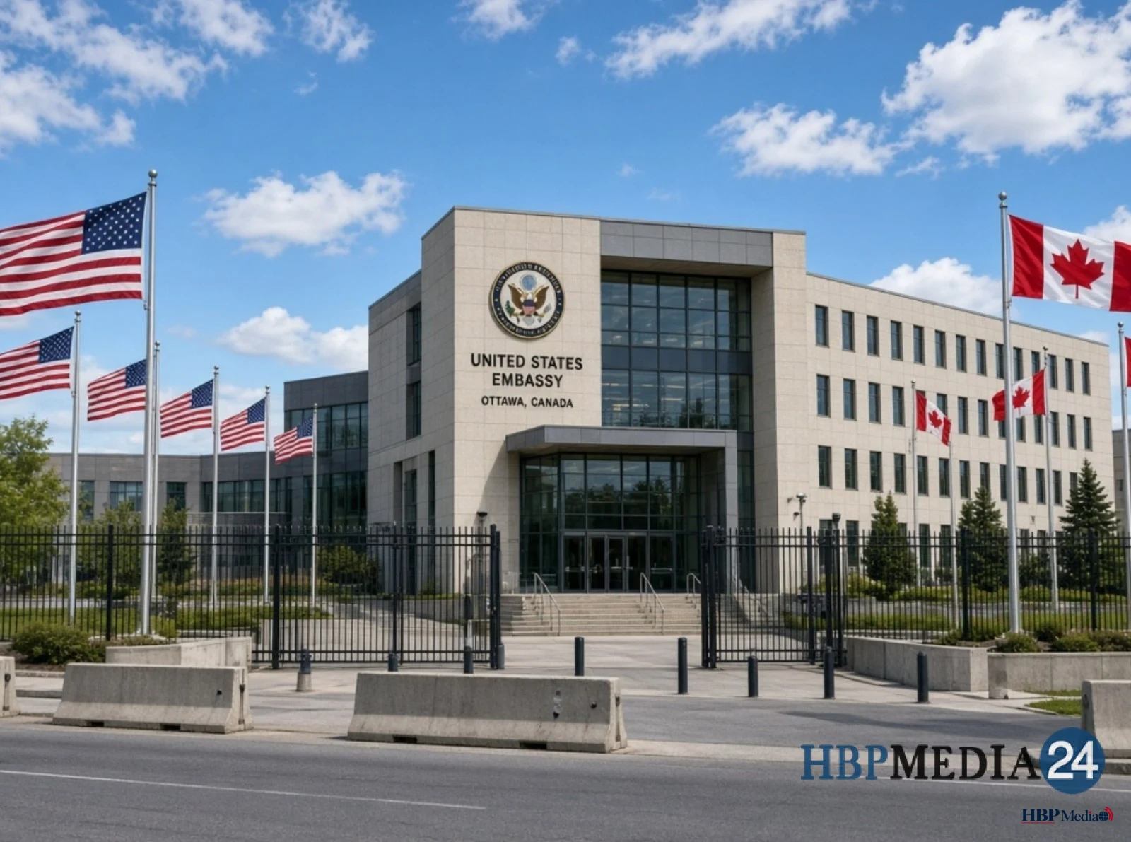 De Amerikaanse ambassade in Canada, omringd door vlaggen en veiligheidshekken.