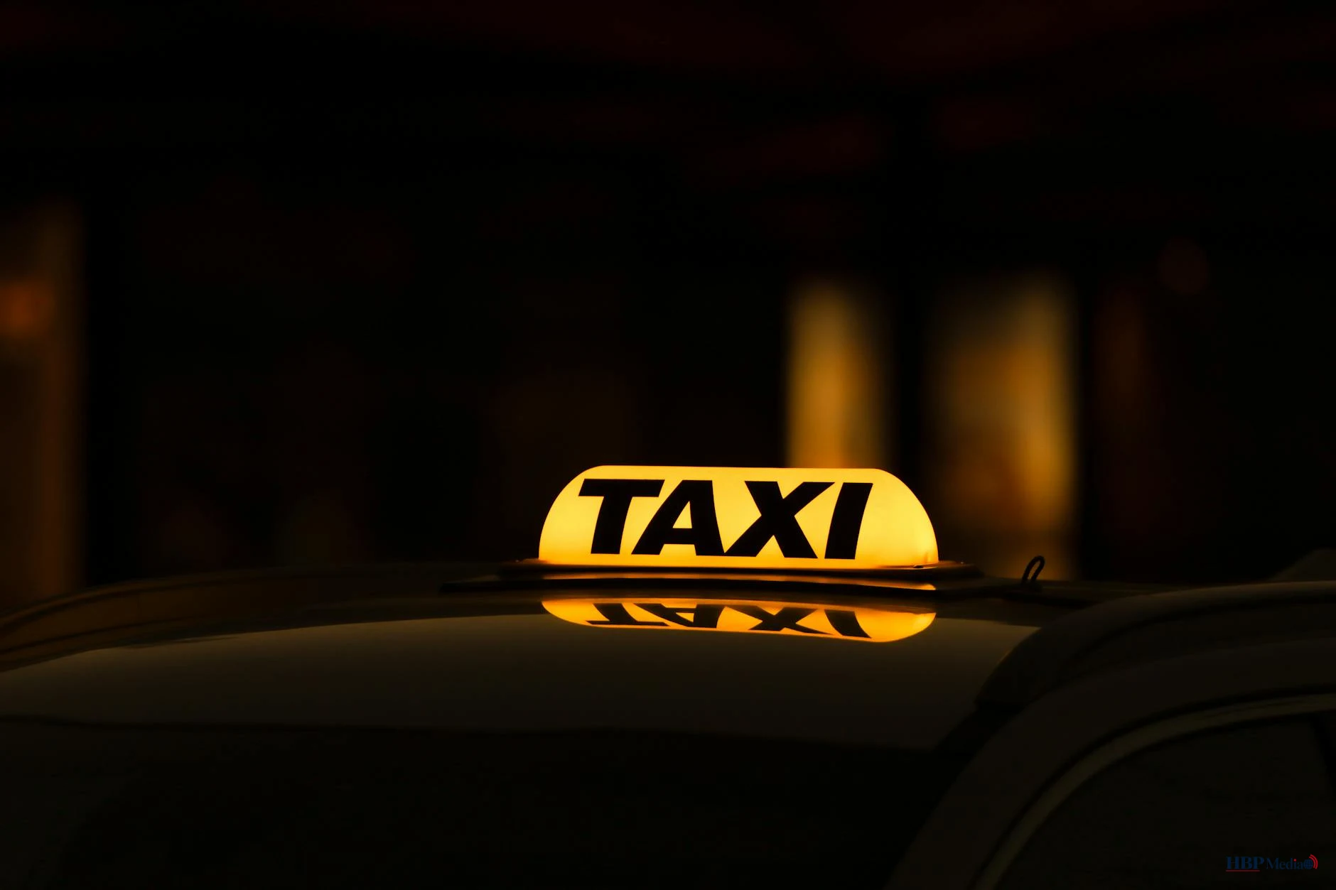 Taxi in Amsterdam gecontroleerd op vergunning voor de opstapmarkt.