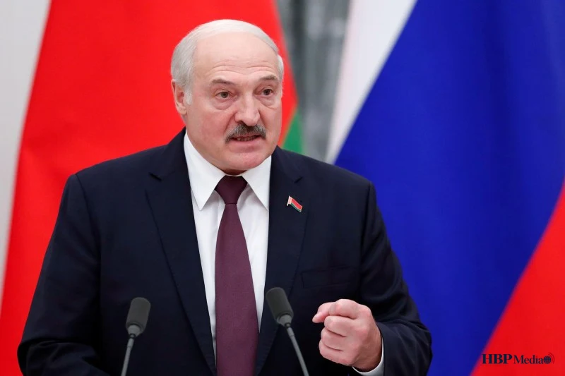 President Aleksandr Lukashenko tijdens een militaire inspectie in Wit-Rusland.