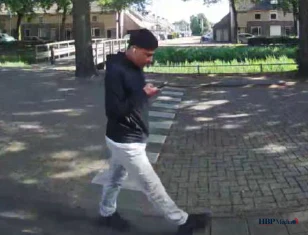 Beelden van verdachte man in Tilburg die zich voordeed als FIOD-medewerker en geld en sieraden ophaalde bij slachtoffer.